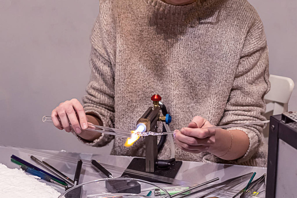 加熱ガスバーナー肉体労働の創造的な仕事のねじれのベースを伸ばすクリスマス ツリーおもちゃのデコレータのガラス職人ガラス チューブ ベースの仕事 - 写真・画像