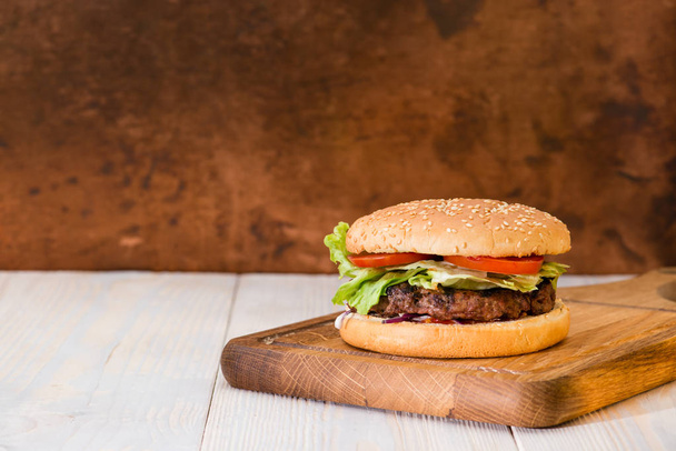 Tasty burger on a wooden background copyspace - Foto, Imagem