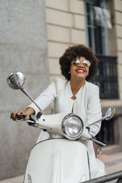 Kaunis tyttö afro kaduilla Madrid Espanja moottoripyörä
. - Valokuva, kuva