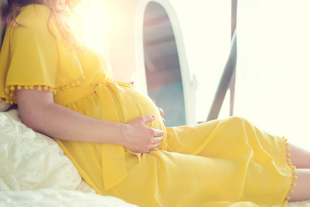 Hamile kadın yatakta, oryantal portre yatıyor - Fotoğraf, Görsel