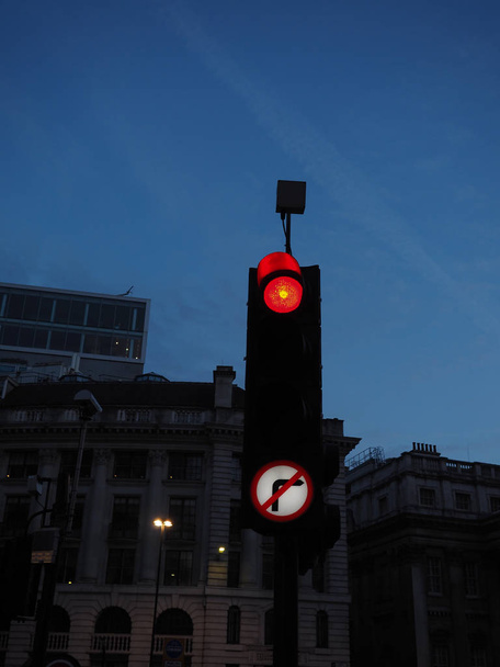 Forgalomirányító vörös fény jelentése stop. Nézd a twilight kék órával a napnyugtát megelőzően - Fotó, kép