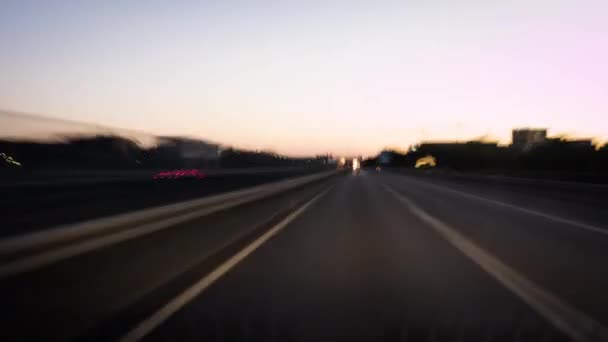 Timelapse jazdy na niemieckiej autostradzie o zmierzchu - Materiał filmowy, wideo
