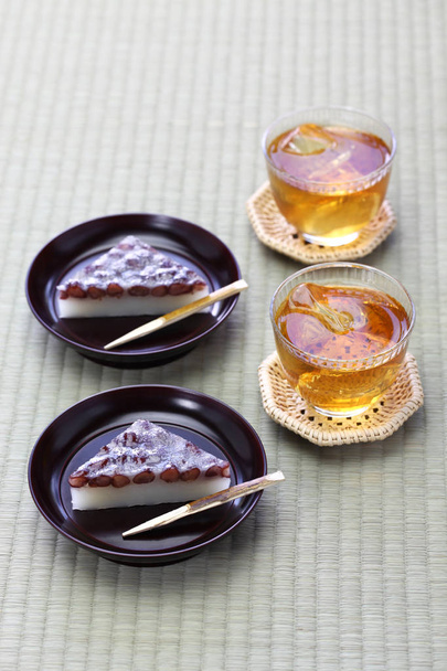  japanisches traditionelles süßes Dessert mit Gerstentee, Wagashi und Mugicha - Foto, Bild