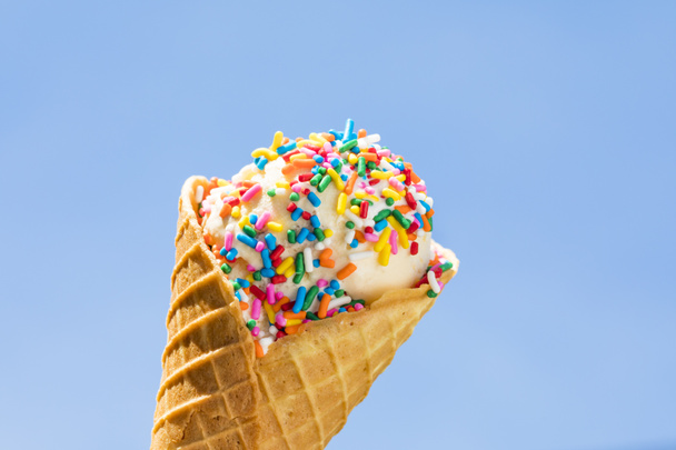 Doux cône de crème glacée sucrée à l'extérieur prêt à manger
 - Photo, image