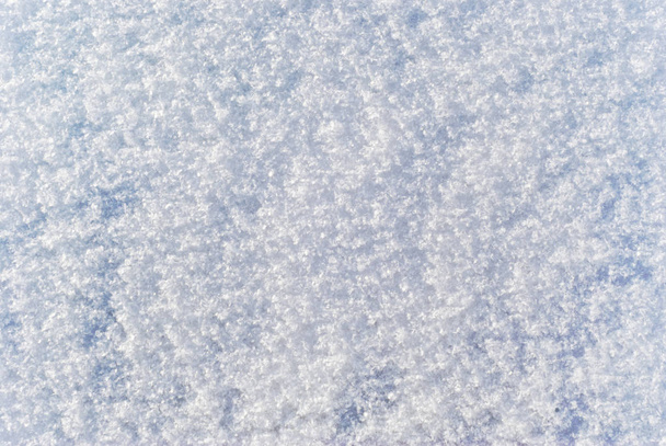 фон, текстура: мягкая, пушистая поверхность свежевыпавшего снега с отличительными индивидуальными снежинками
 - Фото, изображение