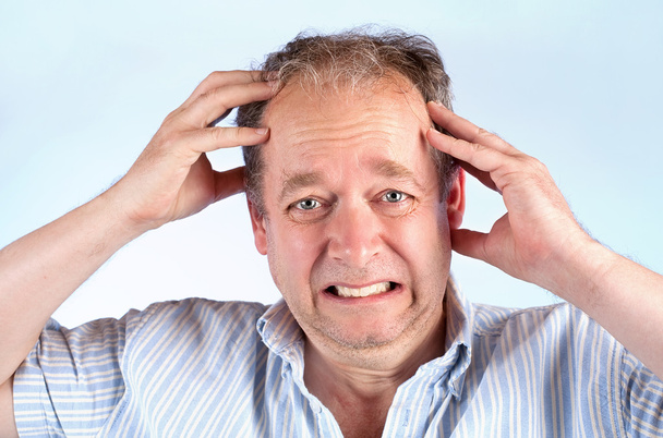 Homem sofrendo de uma dor de cabeça
 - Foto, Imagem