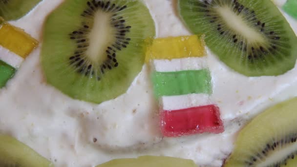 Torta decorata con kiwi freschi
 - Filmati, video
