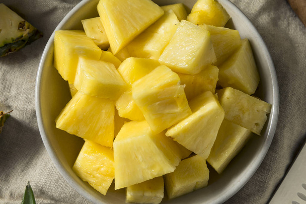 Rauwe gele biologische ananasschijfjes klaar om te eten - Foto, afbeelding