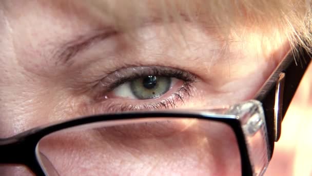 žena v brýlích - Záběry, video
