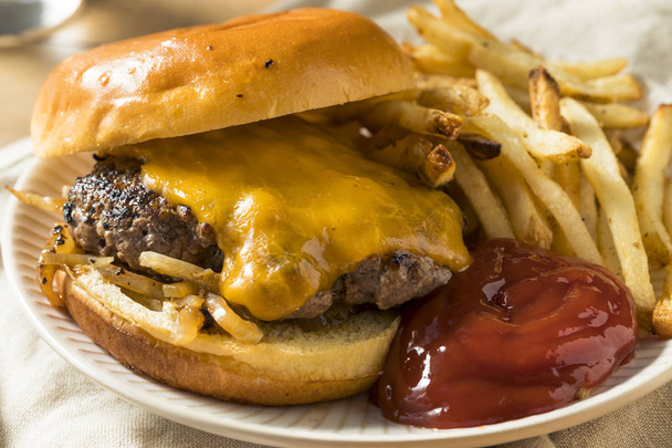 Homemade Oklahoma Fried Onion Cheeseburgers with Cheddar - Foto, imagen