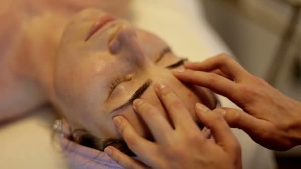 Massage du visage dans le salon de beauté spa. Massage relaxant du visage féminin au centre de spa de cosmétologie
. - Séquence, vidéo