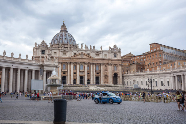 Rome, Vatican, Italy - 23.06.2018: St. Peter's Basilica in St. Peter's Square, Vatican City. - Foto, imagen