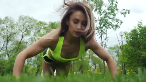 Αθλητική νεαρό θηλυκό κάνει push ups - Πλάνα, βίντεο