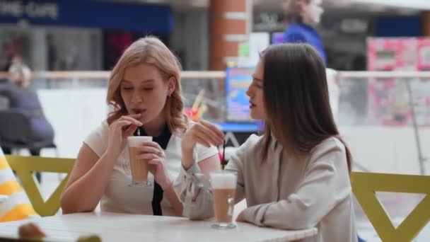 Giovani donne che bevono caffè e comunicano nel caffè
. - Filmati, video
