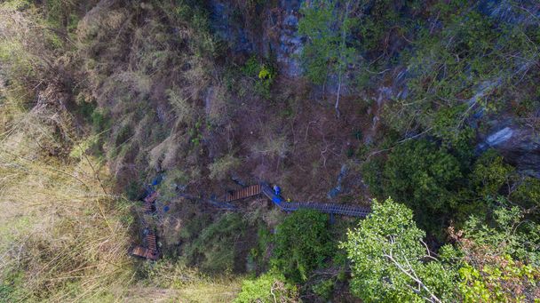 rakenteilla uusi silta vieressä korkea vuori turisti kävellä Tharlode Noi luola Tharlode Yai luola
  - Valokuva, kuva