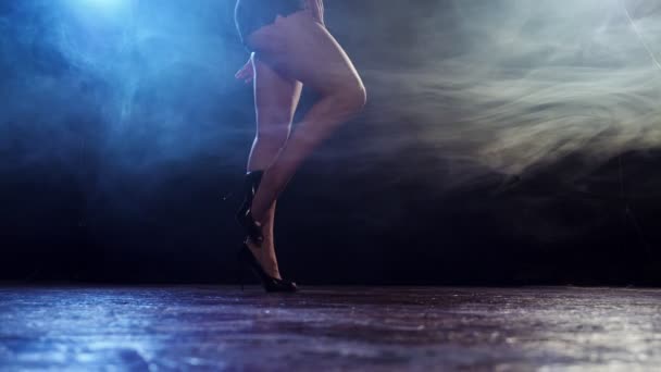 schöne sexuelle Frau tanzt. - Filmmaterial, Video