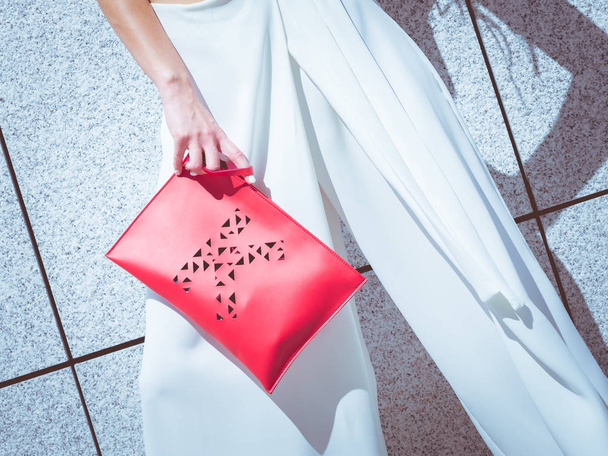 K nepoznání módní žena nosí vysoce módní módní oblečení zobrazeno červená Kabelka taška - Fotografie, Obrázek