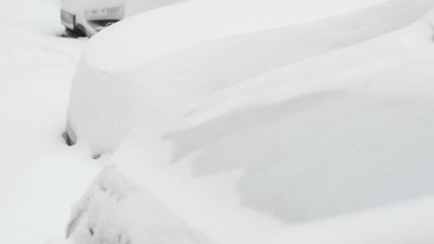 Αυτοκίνητα που είναι πλήρως καλυμμένο με χιόνι στο χώρο στάθμευσης. - Πλάνα, βίντεο