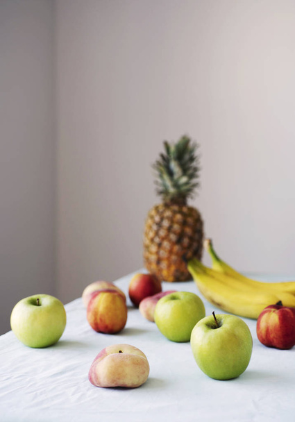 Υγιεινό φαγητό raw vegan μαγείρεμα φόντο. Φρέσκα φρούτα και smoothies, σε πίνακα πάνω από το λευκό πίνακα πανί. Καθαρή διατροφή, δίαιτα αλκαλικό έννοια - Φωτογραφία, εικόνα