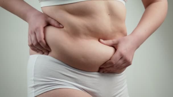 Женщина в белых трусах держит жир в животе
. - Кадры, видео
