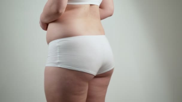Boční pohled na ženu s tlusté břicho. Obezita koncept. - Záběry, video