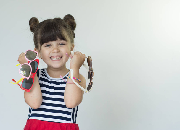 Дитина і багато сонцезахисні окуляри. Об'єктив і барвисті кадр вибором для дітей - Фото, зображення