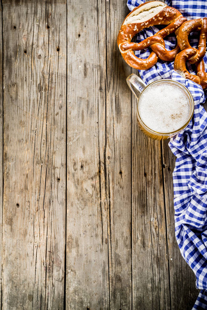 Октоберфест їжі меню, Баварський кренделі з кухоль пива, стара заміському стилі дерев'яними тлі, скопіюйте приміщення вище - Фото, зображення