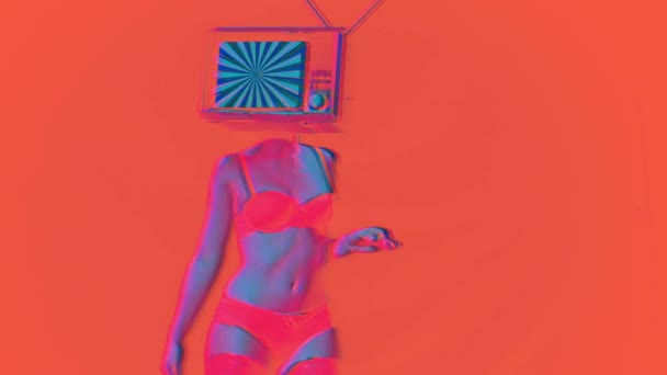 femme incroyable en lingerie rouge dansant et posant avec une télévision comme une tête. la télévision est a une boucle vidéo hypnotique dessus
 - Séquence, vidéo