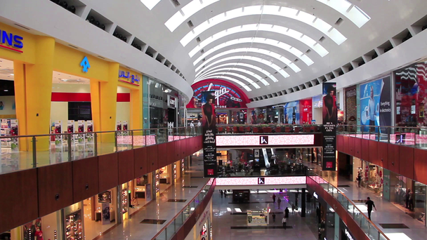 Торгового центру Dubai Mall від всередині з покупцями в Дубаї, ОАЕ - Кадри, відео