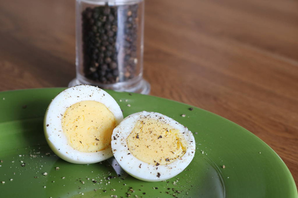 Huevo duro en rodajas con pimienta negra rajada
 - Foto, imagen