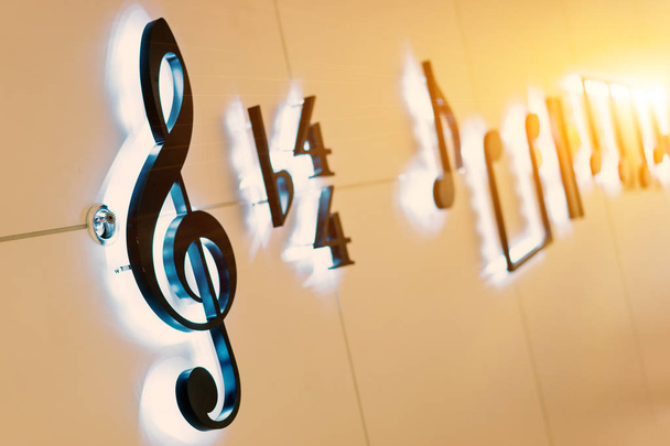 notes de musique sont légères, décorées avec de la lumière sur le mur à l'hôpital
. - Photo, image