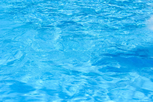 Βάθος καθαρό μπλε κυματιστό νερού σε πισίνα ξενοδοχείου - Φωτογραφία, εικόνα