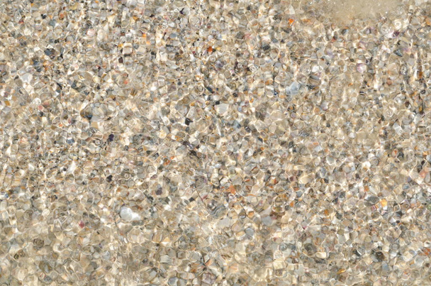 透明な海の水は、正午の太陽の下で輝く波紋します。底砂や水中に見られる貝で波状水 - 写真・画像
