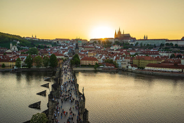 Prag şehir manzarası ile Charles Bridge uygulamasında Prag eski şehir, Çek Cumhuriyeti. - Fotoğraf, Görsel
