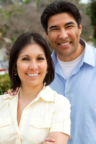 Счастливая латиноамериканская пара, улыбающаяся на заднем дворе
. - Фото, изображение