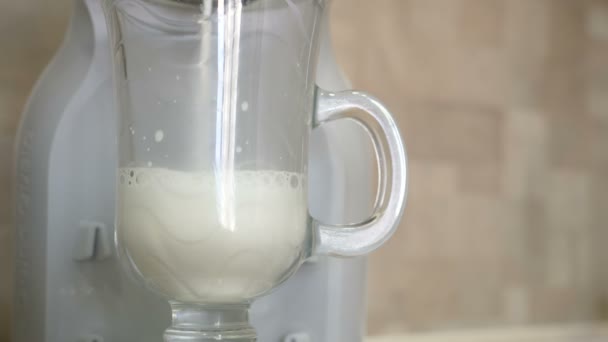 Máquina de café derramando latte em vidro
. - Filmagem, Vídeo