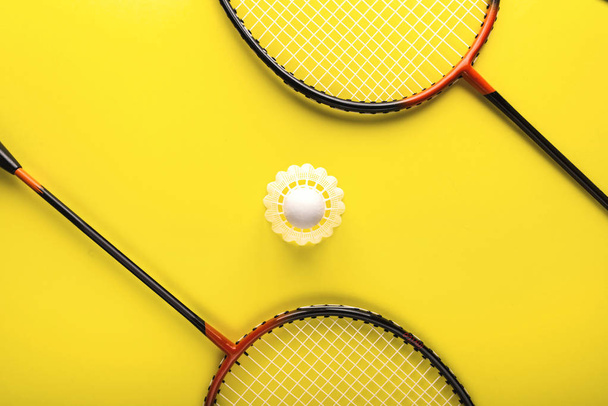 Shuttlecock e raquete para jogar badminton em um fundo amarelo. Minimalismo. Conceito verão razlecheny
. - Foto, Imagem