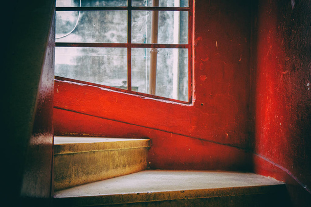 Кроки спіральних сходів з червоними і білими стінами
. - Фото, зображення