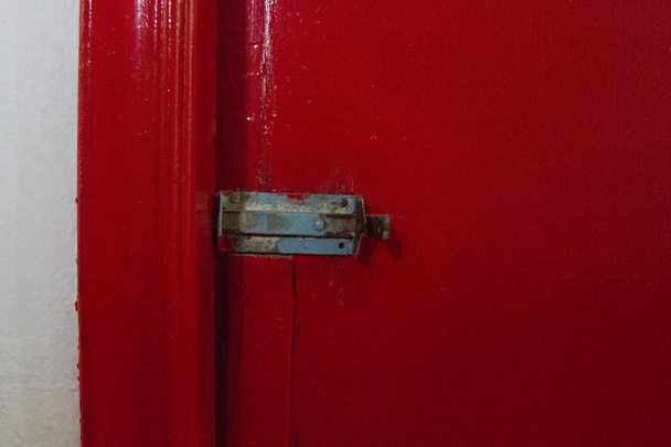 Cerradura de puerta roja
. - Foto, Imagen