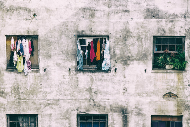 Ventanas cuadradas en un edificio en descomposición
. - Foto, Imagen
