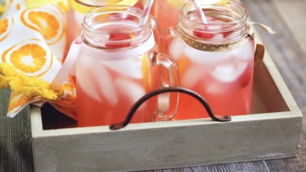 Frambuazlı limonata taze limon ve mason kavanoz içme içinde ahududu ile süslenmiş - Video, Çekim