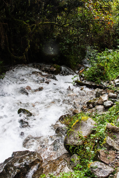 マチュピチュ、ペルーにインカ トレイルの滝. - 写真・画像