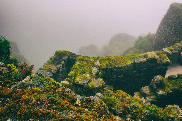 Ruines anciennes en pierre dans la brume sur le sentier Inca. Pérou. Amérique du Sud. Pas de peuple
. - Photo, image