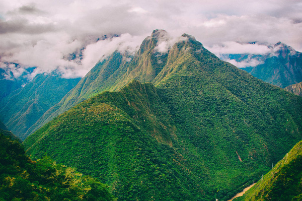 Montagnes des Andes avec brume au-dessus du sommet. Inca Trail. Pérou, Amérique du Sud
. - Photo, image
