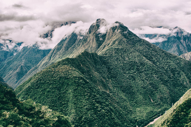 Andesgebergte met mist boven de piek. Inca Trail. Peru, Zuid Amerika. - Foto, afbeelding