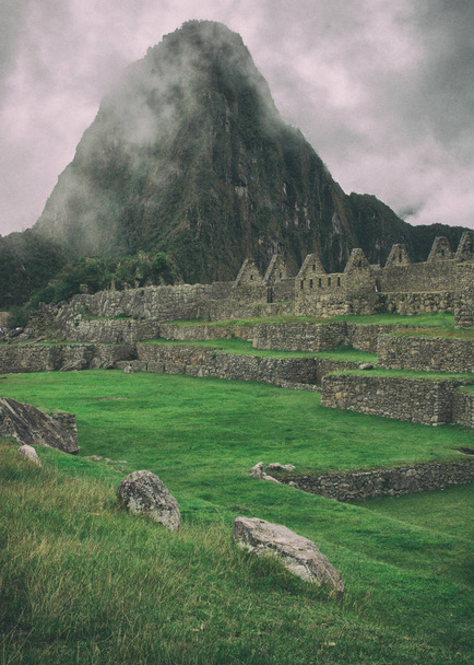 Mlha za svítání v Machu Picchu. Peru. Žádní lidé. Vertikální obrázek. - Fotografie, Obrázek