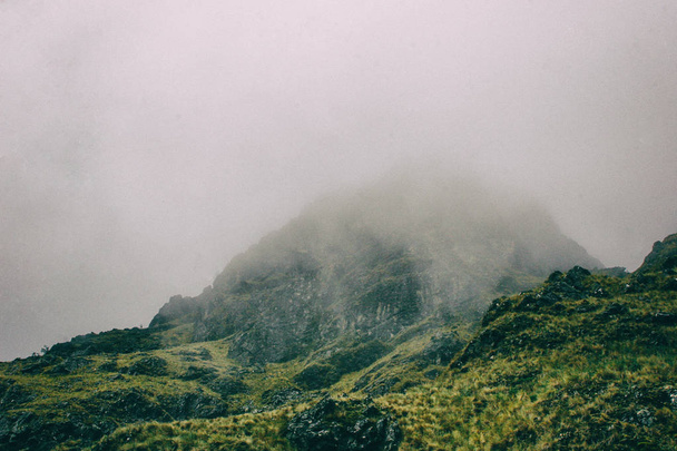 Хмари на Анд. НКА Trail. Перу. Немає людей. - Фото, зображення