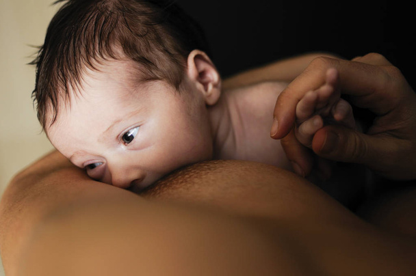 junge Mutter stillt Neugeborenes zu Hause - Foto, Bild