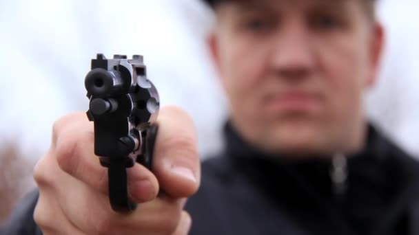 Hombre disparando con revólver
 - Metraje, vídeo