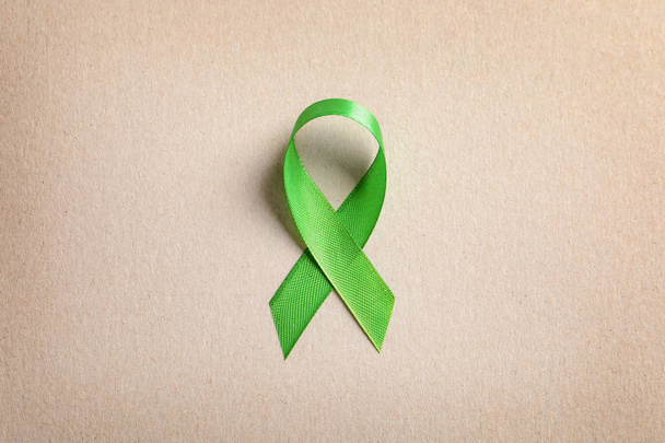 Green ribbon on color background, top view. Cancer awareness - Valokuva, kuva